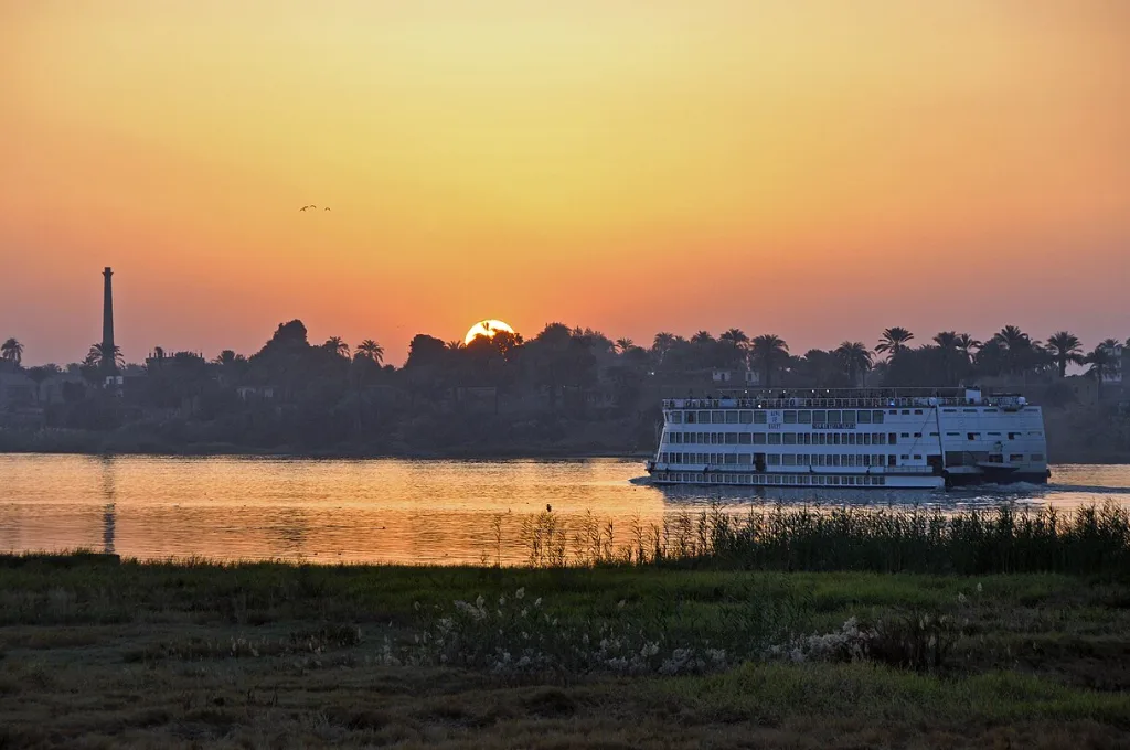 Croisière sur le Nil à Noël : bateau au coucher du soleil