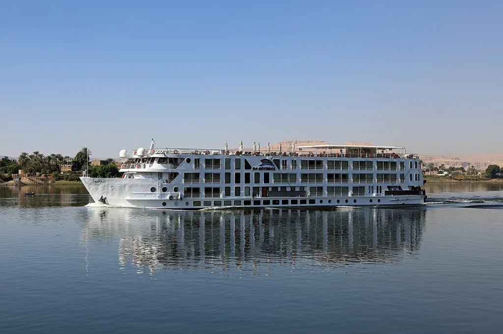 Bateau de croisière glissant sur le Nil pour le réveillon du Nouvel An