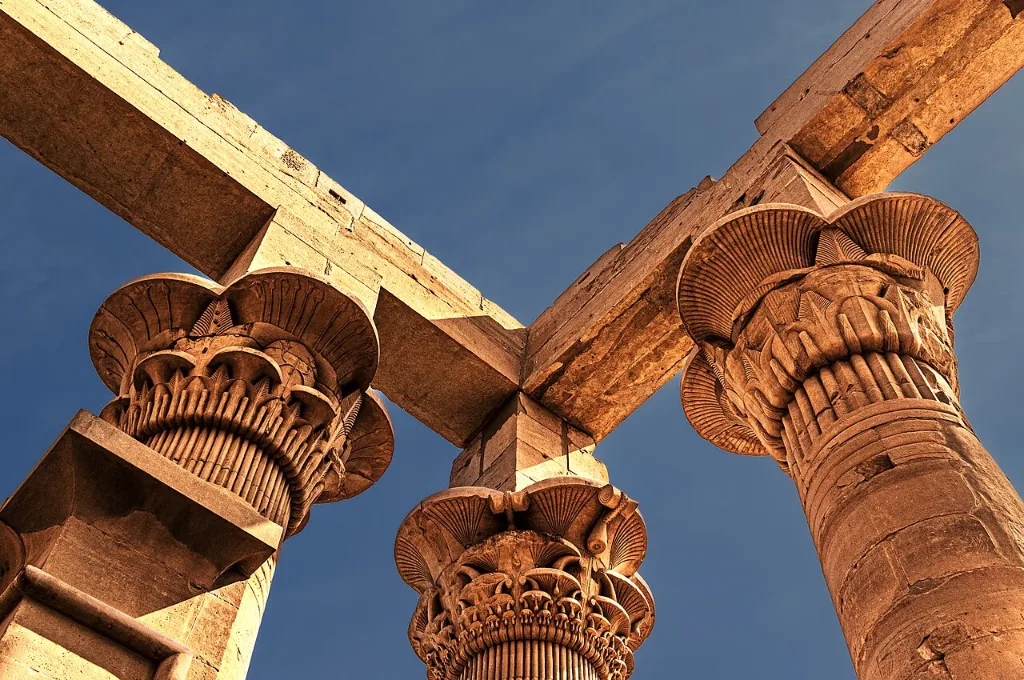 Colonnes du temple de Philae sous le ciel de décembre en Égypte