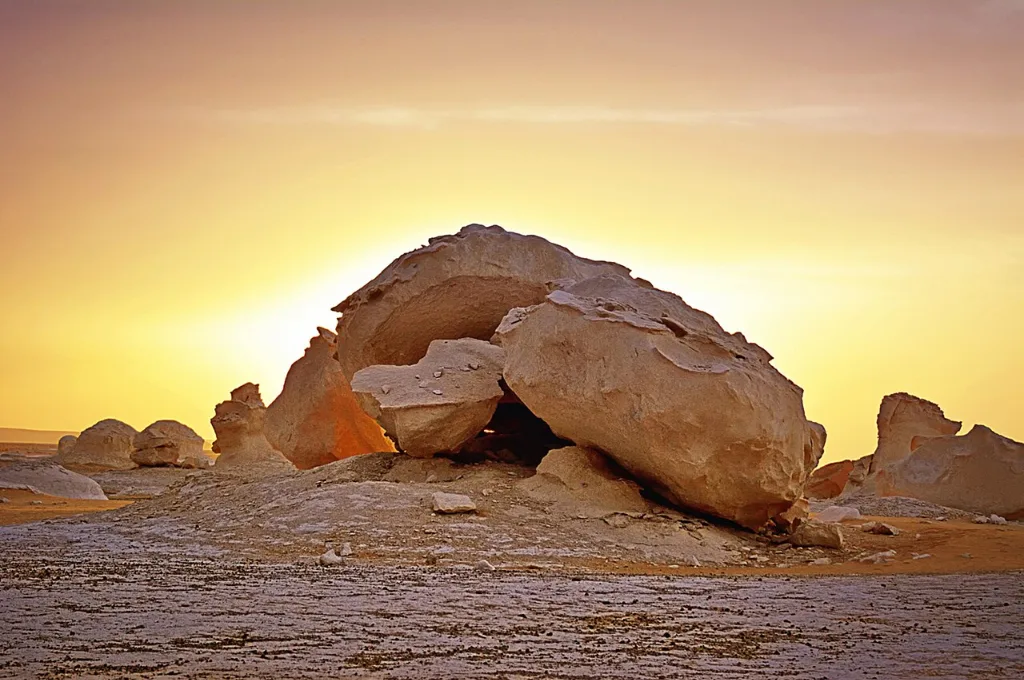 Coucher de soleil sur le désert blanc, météo en Égypte en décembre