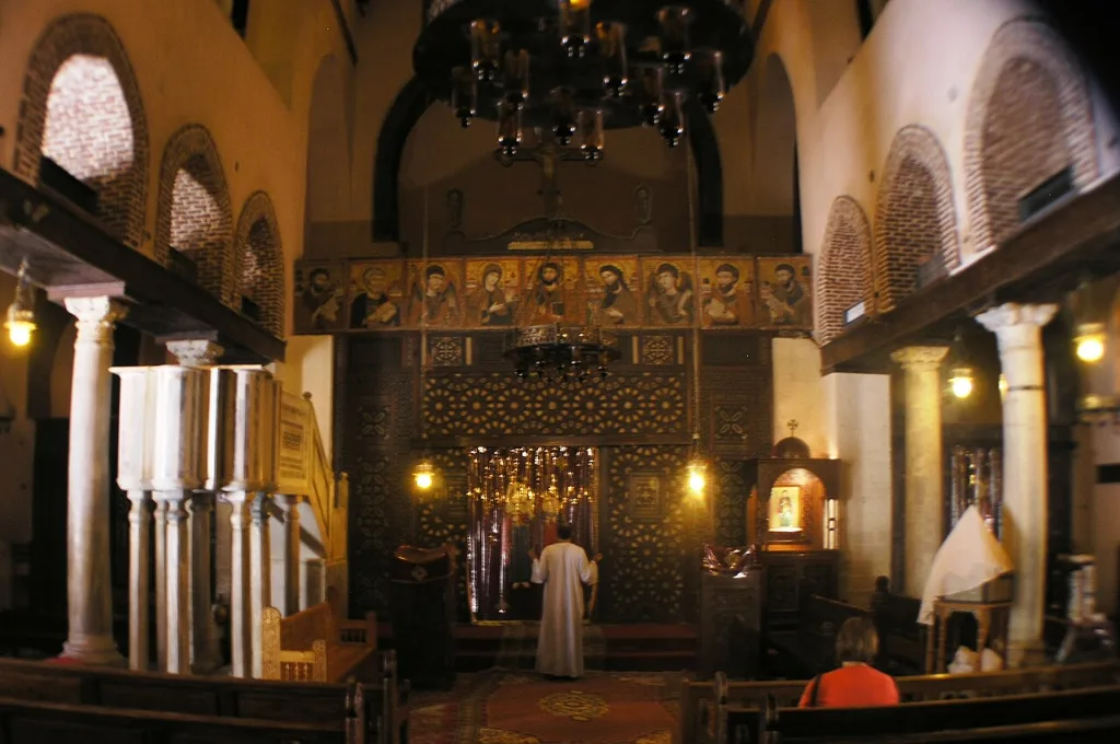 Iconostase d'une église copte, messe de Noël copte en Égypte