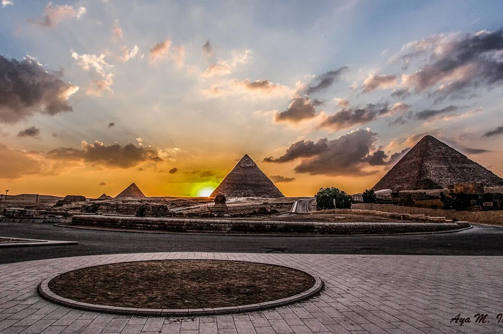 Pyramides de Gizeh au cr&eacute;puscule, &eacute;tape classique d'un s&eacute;jour en &Eacute;gypte &agrave; No&euml;l