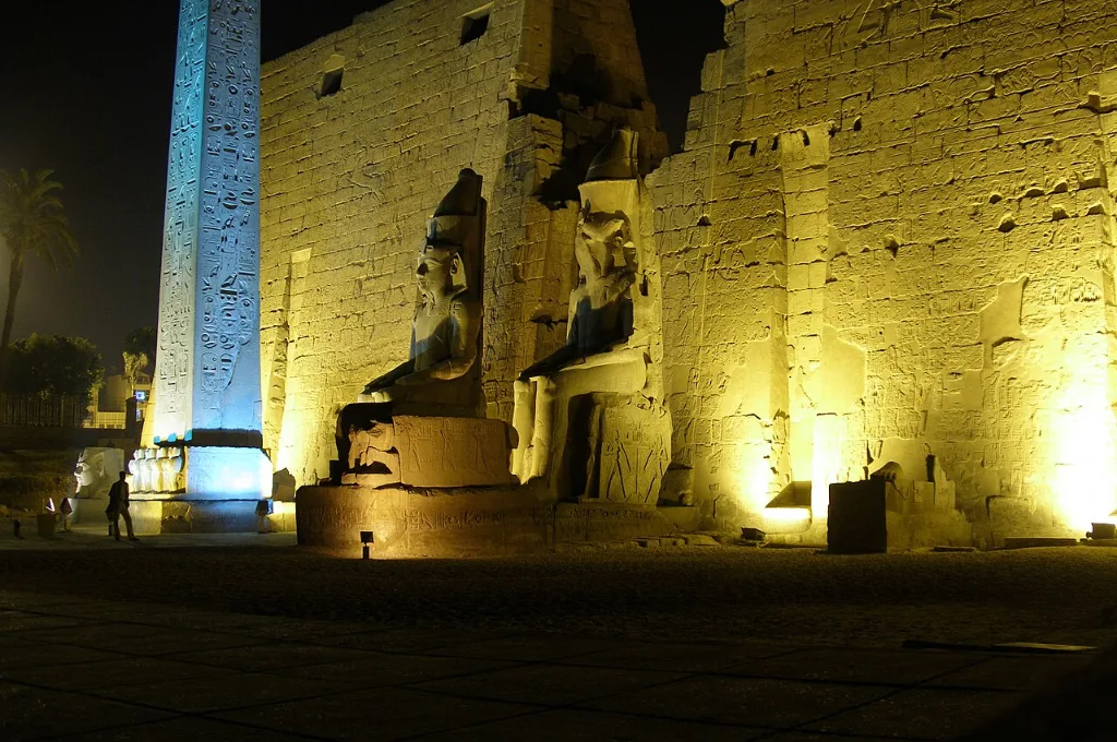 Temple de Louxor illumin&eacute; la nuit pendant les f&ecirc;tes de fin d'ann&eacute;e en &Eacute;gypte