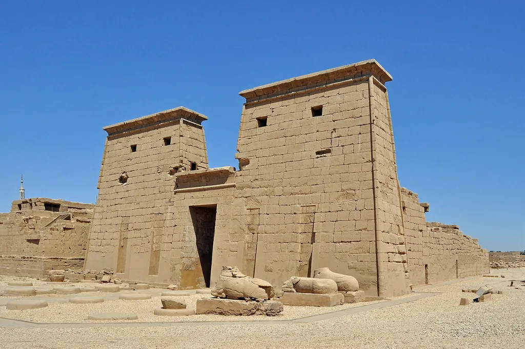 Pyl&ocirc;ne du temple de Karnak &agrave; Louxor pendant les f&ecirc;tes