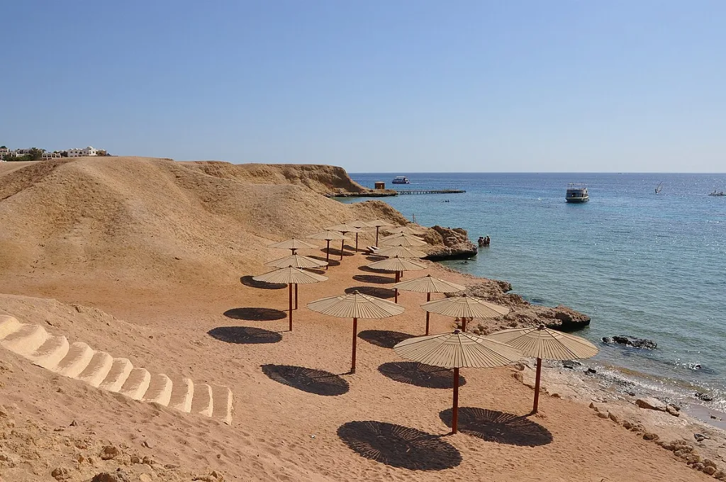 Plage et parasols &agrave; Charm el-Cheikh, No&euml;l au soleil en mer Rouge