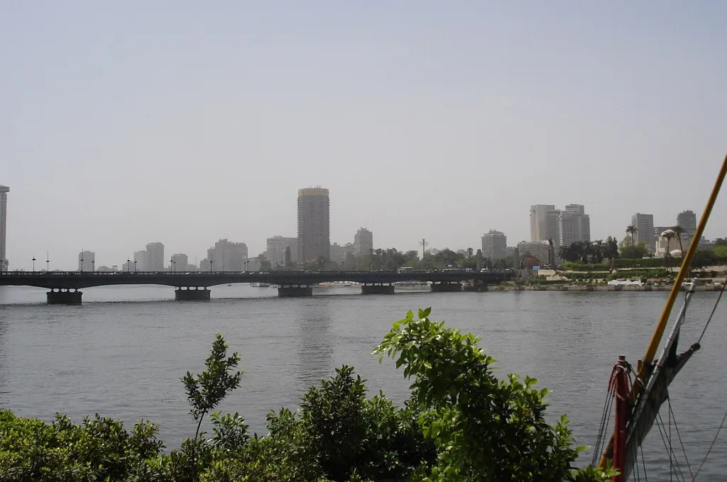 Le Nil et les ponts du Caire, ambiance de réveillon au bord de l'eau