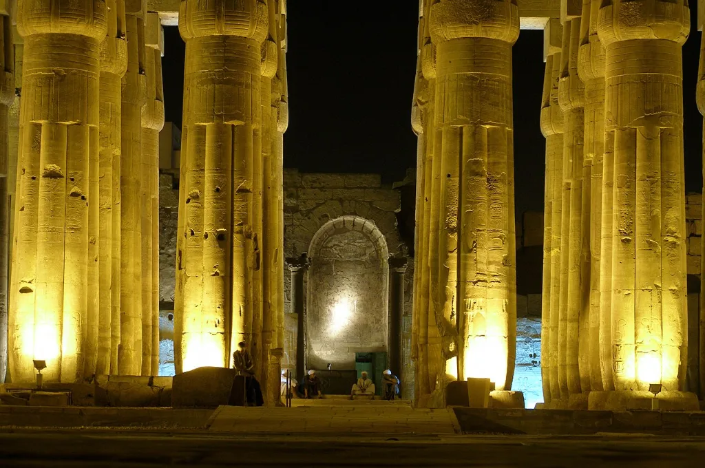 Colonnes du temple de Louxor illuminées, nouvel an en Égypte