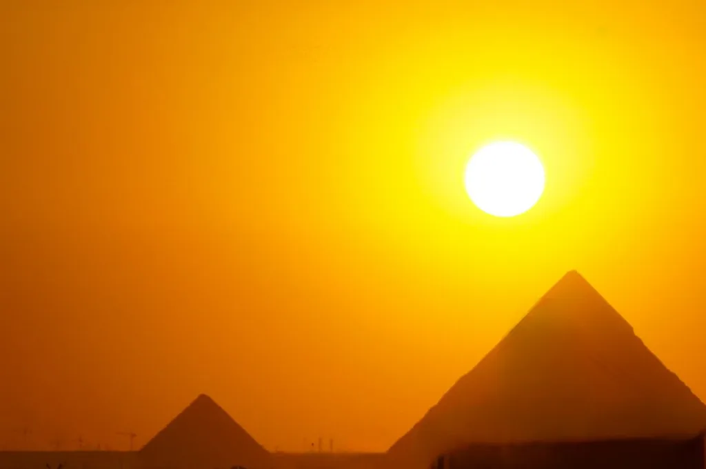 Pyramides au coucher du soleil, réveillon du nouvel an en Égypte