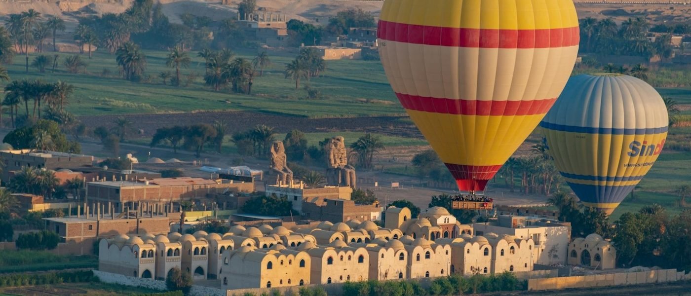 Vol en montgolfière à Louxor au lever du soleil au-dessus de la rive ouest