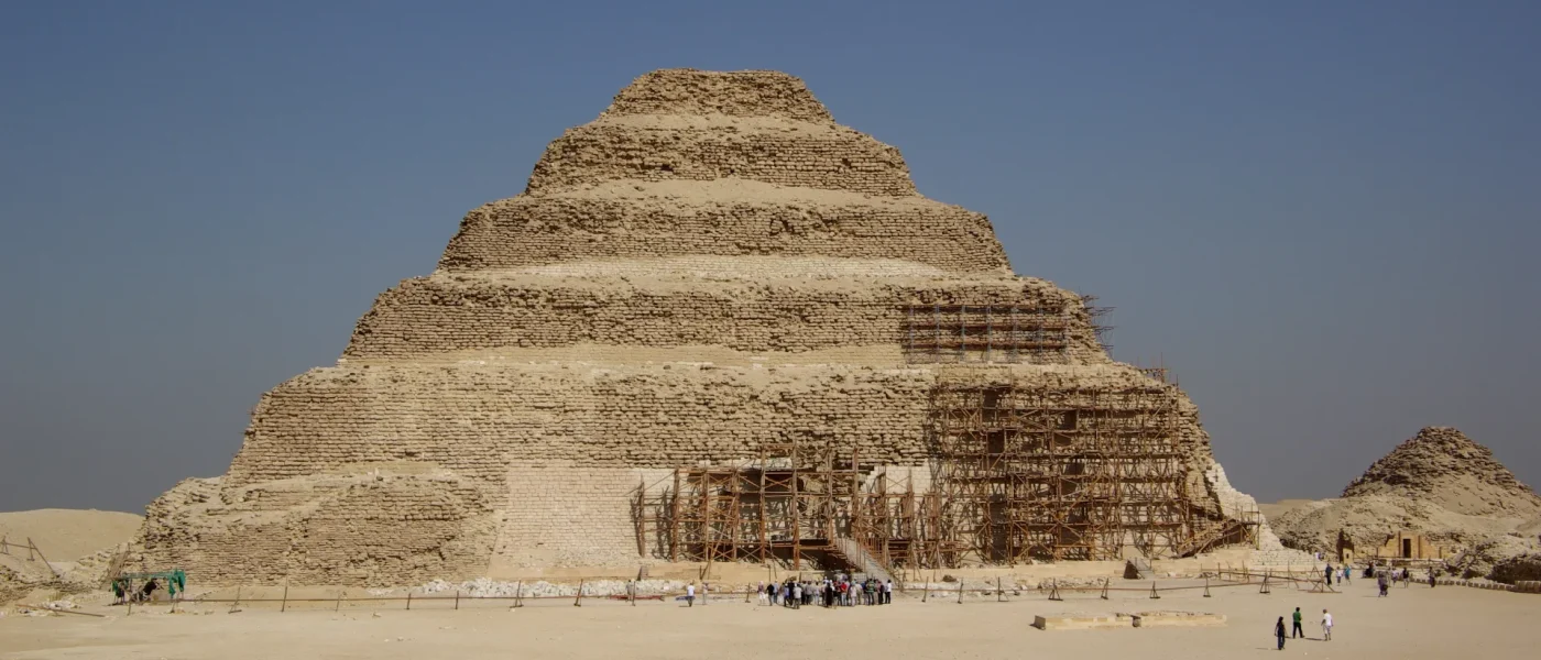 Circuit Égypte 10 jours : la pyramide à degrés de Djéser à Saqqarah