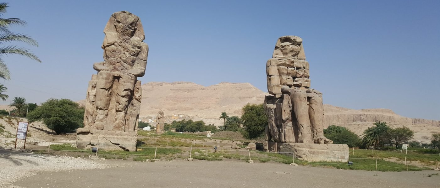 Détail d'un colosse de Memnon, statue du pharaon Amenhotep III en quartzite