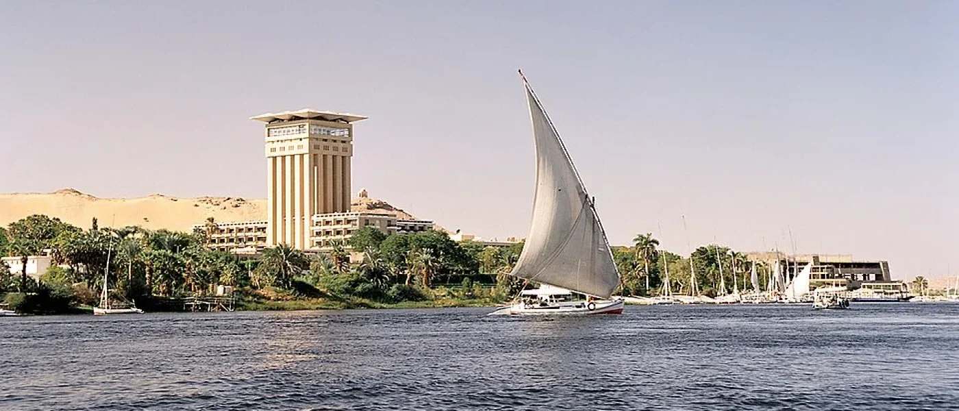 felouque à Assouan voguant près de l’île Éléphantine