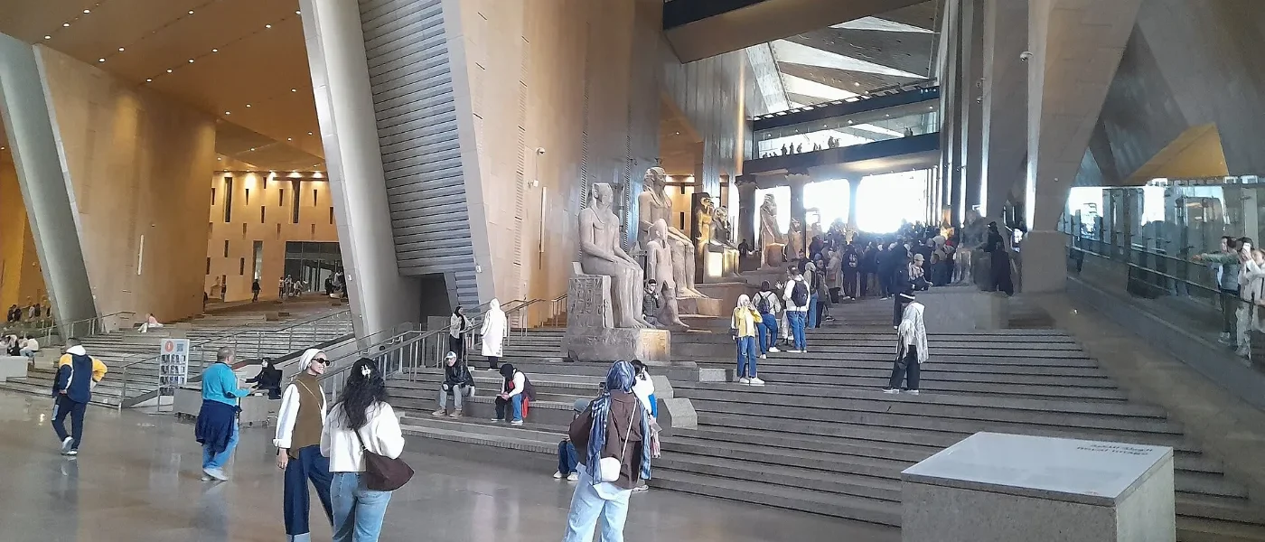 Grand Musée Égyptien vu de l'extérieur près des pyramides de Gizeh