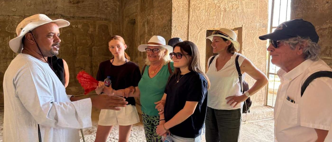 Langue en Égypte : guide local échangeant avec des touristes