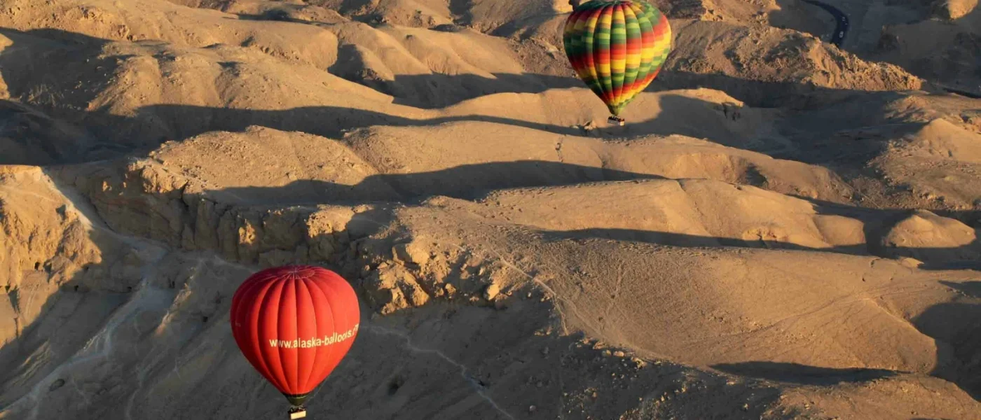 Vue aérienne de la vallée des Rois et de la rive ouest de Louxor depuis une montgolfière