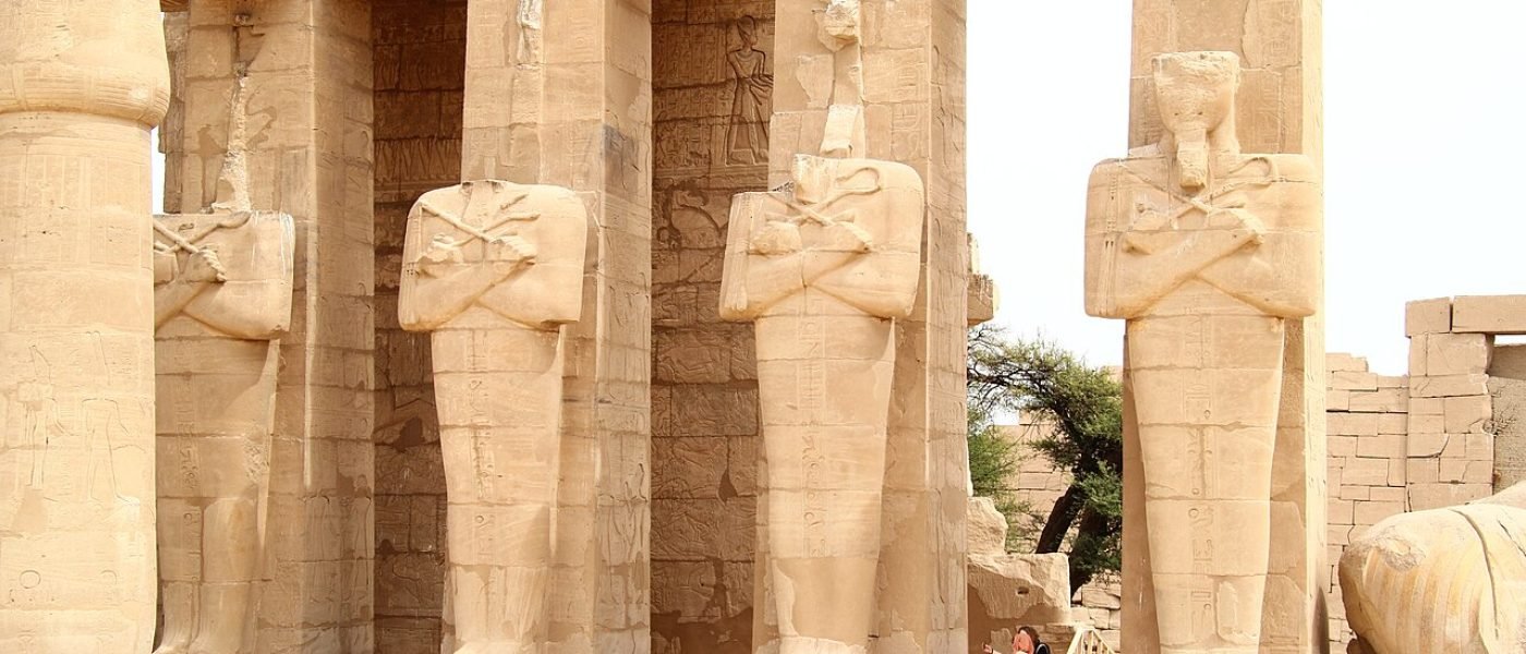 Colonnes de la salle hypostyle du Ramesseum a Louxor