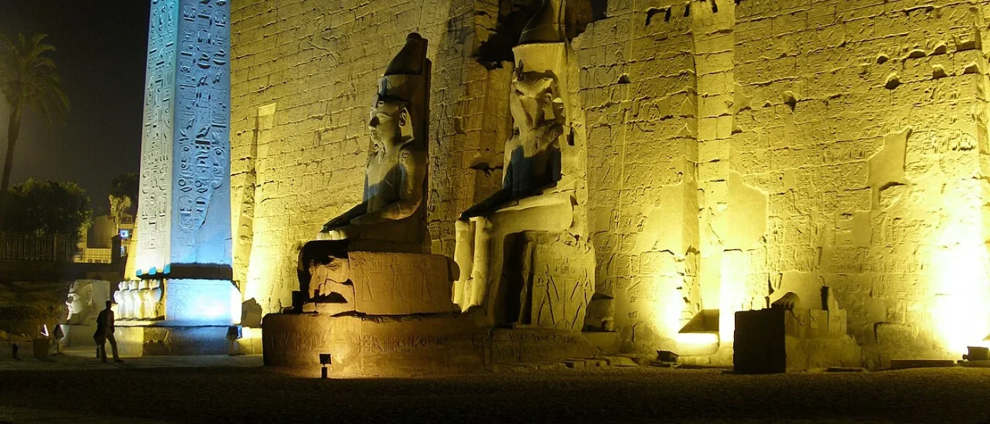 Le temple de Louxor illuminé la nuit avec ses colonnes et statues de Ramsès II