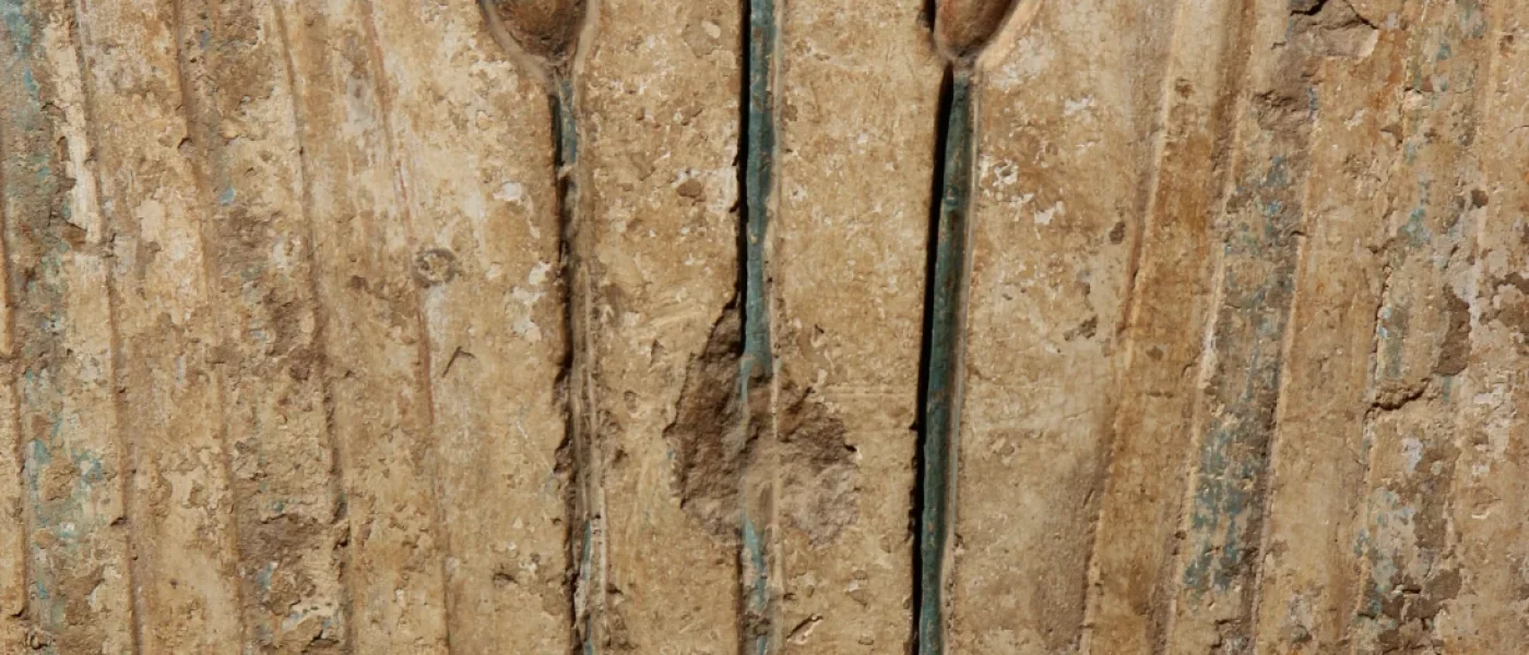 Détail coloré d'une colonne du temple de Médinet Habou aux pigments d'origine préservés